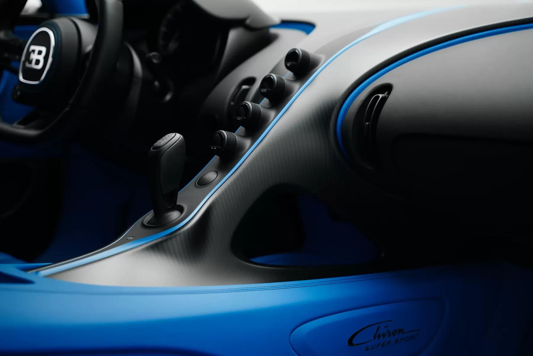 Bugatti Chiron Supersport form and reflection.